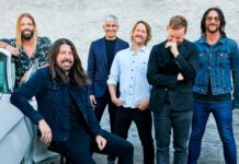 Dee Gees, o alter ego do Foo Fighters, apresenta cover de “You Should Be Dancing” do Bee Gees