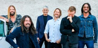 Dee Gees, o alter ego do Foo Fighters, apresenta cover de “You Should Be Dancing” do Bee Gees