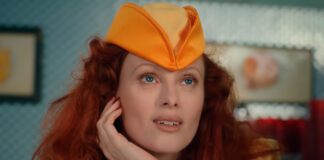 Karen Elson apresenta a faixa inédita “Lightning Strikes” em mini filme de moda