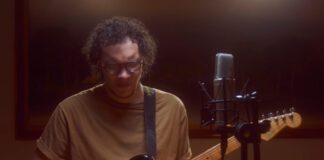 Reiner lança show ao vivo, em formato intimista, do EP ‘Breu’