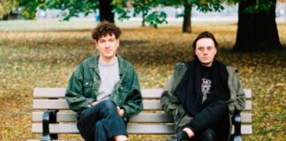 Ducks Ltd. canta uma amizade à distância no single “How Lonely Are You?”
