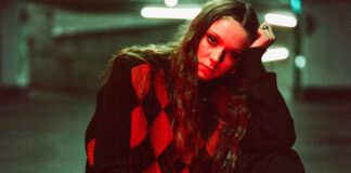 Holly Humberstone lança o single “Please Don’t Leave Just Yet” na companhia de Matty Healy do The 1975