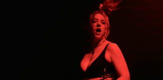 Self Esteem canta a misoginia e a objetificação de mulheres no single “How Can I Help You”