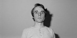 Andy Shauf canta um amor de verão na faixa inédita “Spanish On The Beach”
