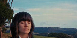 Courtney Barnett numa aventura surreal no videoclipe de “Before You Gotta Go”
