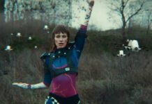 DeLaurentis é apresentada à irmã digital no videoclipe de “Unica’s Cloud”