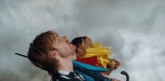 FINNEAS reflete sobre o passado no single e videoclipe de “The 90s”