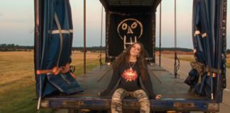 Holly Humberstone livra-se de um amor tóxico no brilhante single “Scarlett”