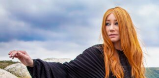 Tori Amos canta sobre ser protegida de terrores noturnos na vibrante “Spies”