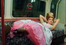 Baby Queen lança videoclipe de “Narcissist” inspirado no filme ‘Maria Antonieta’