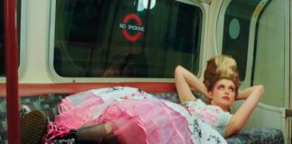 Baby Queen lança videoclipe de “Narcissist” inspirado no filme ‘Maria Antonieta’
