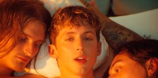 Troye Sivan lança videoclipe com muita pegação e romantismo de “Angel Baby”