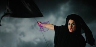 Cate Le Bon lança videoclipe de “Moderation” inspirado em arquiteta ítalo-brasileira
