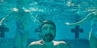 Foo Fighters é uma equipe de nado treinada por Jason Sudeikis no clipe de “Love Dies Young”