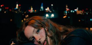 Holly Humberstone lança videoclipe de “Friendly Fire” e EP ‘The Walls Are Way Too Thin’