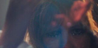 Ladyhawke apresenta um ensaio do amor no videoclipe de “My Love”