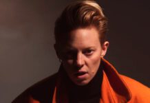 La Roux relembra a iconografia do Gang of Four no videoclipe de “Damaged Goods”