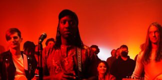 Bloc Party entrega uma performance frenética no videoclipe de “Traps”