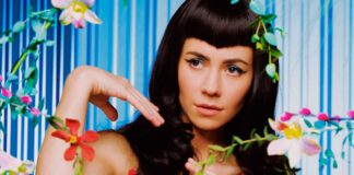 MARINA anuncia edição especial de ‘Ancient Dreams In A Modern Land’ com a faixa “Happy Loner”