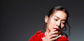 Mitski lança o single “Heat Lightning”, uma ode melancólica à insônia, do álbum ‘Laurel Hell’