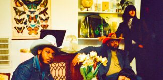 Khruangbin e Leon Bridges anunciam segundo EP, ‘Texas Moon’, com o single “B-Side”