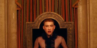 Years & Years vive uma fábula medieval moderna no videoclipe de “Sweet Talker”