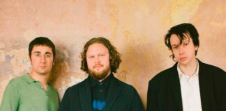 Alt-J lança o irônico single e videoclipe de “Hard Drive Gold”