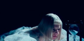 AURORA reflete sobre o tempo no videoclipe de “A Temporary High”