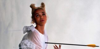 FKA twigs é atingida por um anjo no videoclipe de “meta angel”