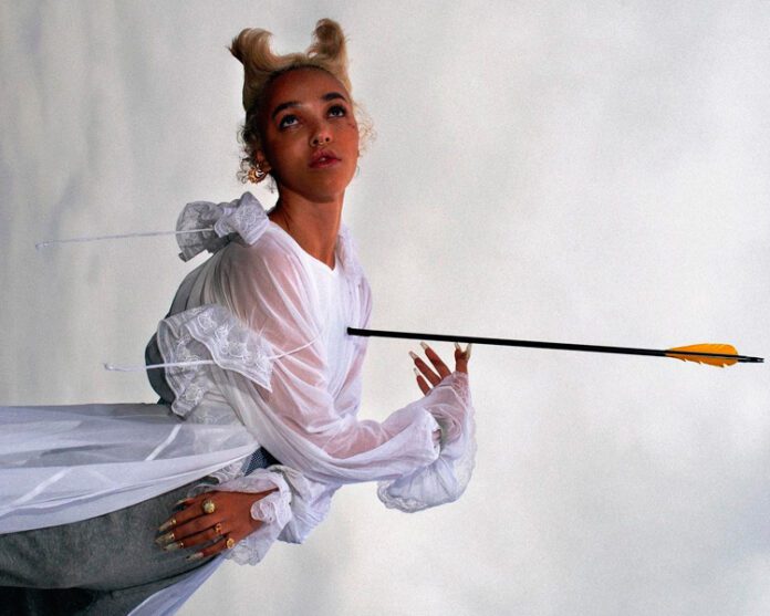 FKA twigs é atingida por um anjo no videoclipe de "meta angel"