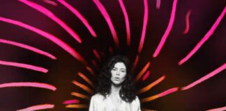 MARINA lança videoclipe de “Happy Loner” e edição deluxe de álbum