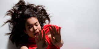 Mitski lança o single “Love Me More” inspirado em trilha sonora de ‘O Exorcista’