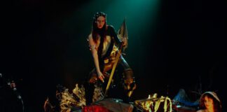 MØ confronta sentimentos numa batalha cyber-medieval no videoclipe “New Moon”