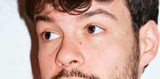Rex Orange County anuncia o álbum “WHO CARES?” com o single “KEEP IT UP”