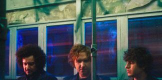 The Kooks anuncia o álbum ’10 tracks to Echo in the Dark’ com o single “Connection”