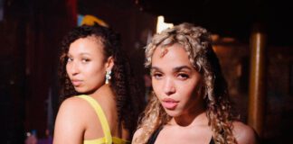 FKA twigs apresenta um número de dança em um pub no videoclipe de “darjeeling”