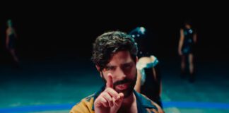 Foals busca uma saída em um labirinto colorido no videoclipe de “2am”