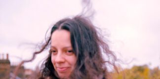 Tirzah nos leva a um mundo invertido no videoclipe de “Recipe”