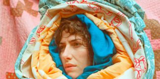 Aldous Harding revela o single “Fever” do álbum ‘Warm Chris’