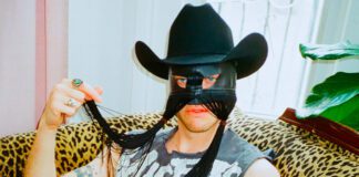 Orville Peck lança videoclipe de “Hexie Mountains” com Riley Keough