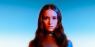 Sigrid encara os altos e baixos da vida no single “It Gets Dark”