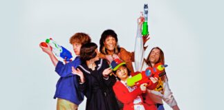 Superorganism lança o single “It’s Raining” com Stephen Malkmus e Dylan Cartlidge