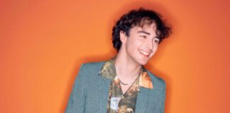 Alfie Templeman sente o clima do amor no single “Colour Me Blue”