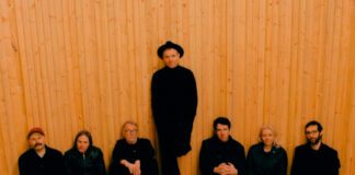 Belle and Sebastian resgata álbuns de família para o lyric video de “Young and Stupid”