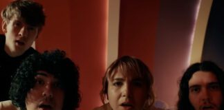 Beach Bunny lança videoclipe de “Karaoke” com participação de Bob Odenkirk