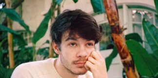 Rex Orange County é atormentado pelo próprio coração no videoclipe de “ONE IN A MILLION”