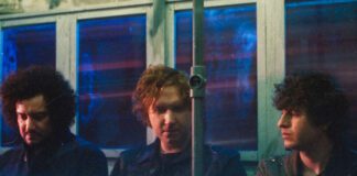 The Kooks deixa-se levar pela era da música disco no single “Cold Heart”
