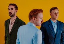 Two Door Cinema Club anuncia o álbum ‘Keep On Smiling’ com o single “Wonderful Life”