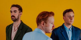 Two Door Cinema Club anuncia o álbum ‘Keep On Smiling’ com o single “Wonderful Life”