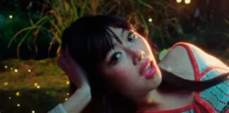 beabadoobee passeia por uma floresta mágica no videoclipe de “Sunny Day”